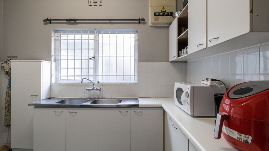 2 Bedroom Property for Sale in Vredehoek Western Cape